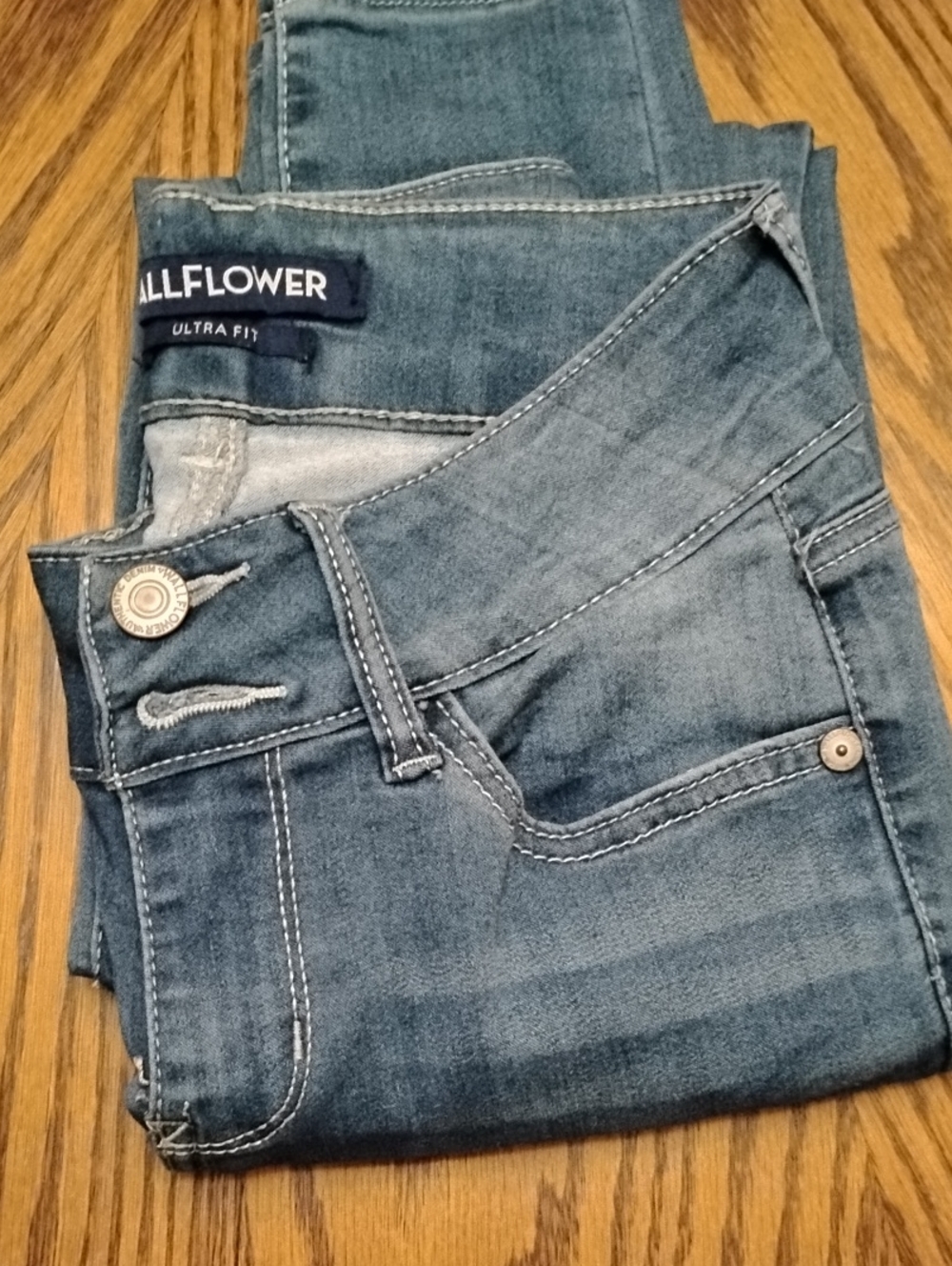 Wallflower Women's Skinny Jeans in Medium Blue Wash